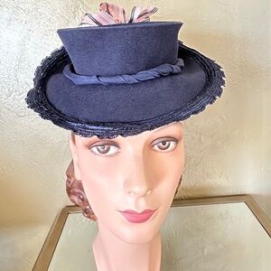 HAUTE MODE 1940S' NAVY FELT TOPHAT + STRIPED TAFFETA BOWS + STRAW BRIM EDGING